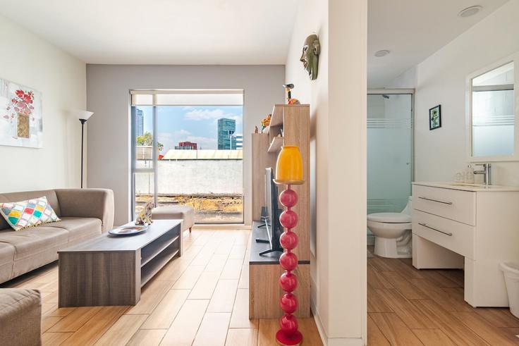 Sala de estar elegantemente projetada com móveis modernos em um apartamento no Building Bucareli - kar-memijes-stays - 1574867 em Mexico City, Mexico City