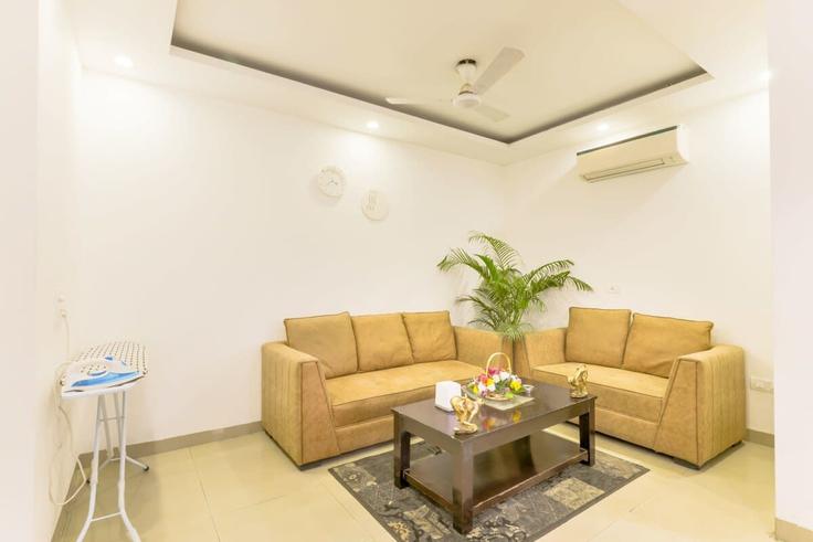 Elegant gestaltetes Wohnzimmer mit moderner Einrichtung in einer Wohnung im Building 1289 Lotus Avenue - karavan-suites-private-limited - 1621216 in Kanahi, Gurugram Elegant gestaltetes Wohnzimmer mit moderner Einrichtung in einer Wohnung im Building 1289 Lotus Avenue - karavan-suites-private-limited - 1621216 in Kanahi, Gurugram