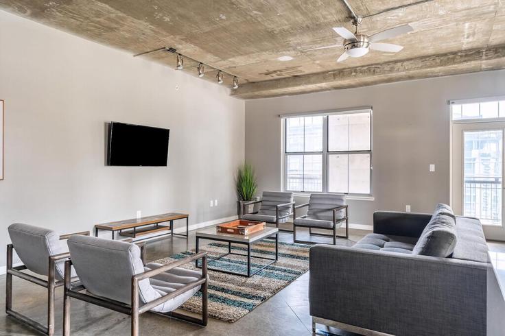 Austin, Austin에 위치한 Building Lavaca Street - kasa-nextpax - 1519976 유닛의 세련된 인테리어가 돋보이는 거실 Austin, Austin에 위치한 Building Lavaca Street - kasa-nextpax - 1519976 유닛의 세련된 인테리어가 돋보이는 거실