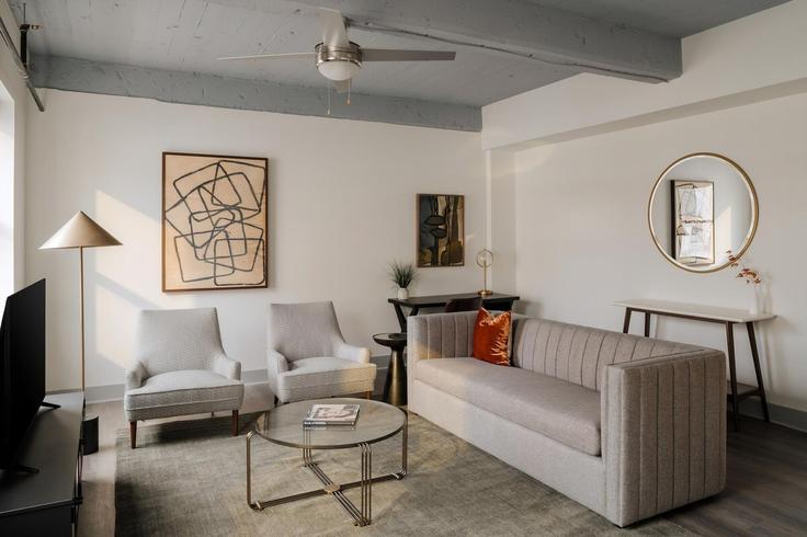 Sala de estar elegantemente projetada com móveis modernos em um apartamento no Building 7th Avenue North - kasa-nextpax - 1520018 em Nashville, Nashville Sala de estar elegantemente projetada com móveis modernos em um apartamento no Building 7th Avenue North - kasa-nextpax - 1520018 em Nashville, Nashville