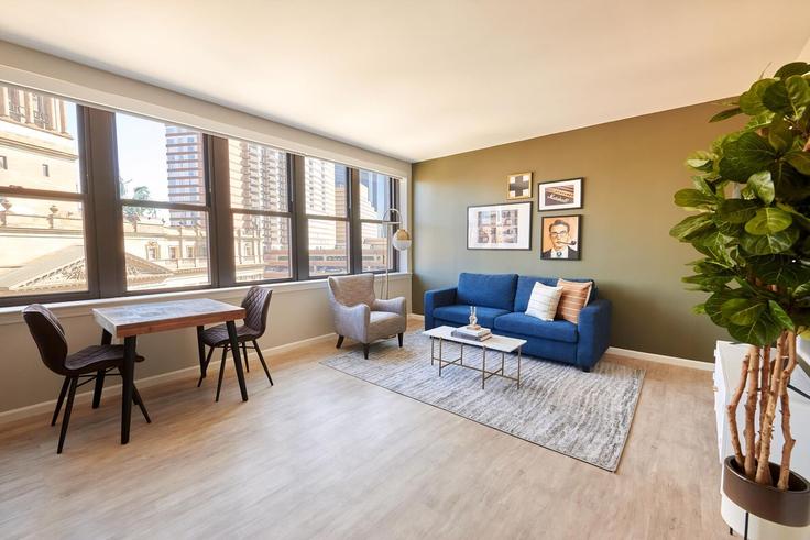 Salle de séjour élégante avec mobilier moderne dans un appartement à Building Cadillac Square - kasa-nextpax - 1520021 à Detroit, Detroit