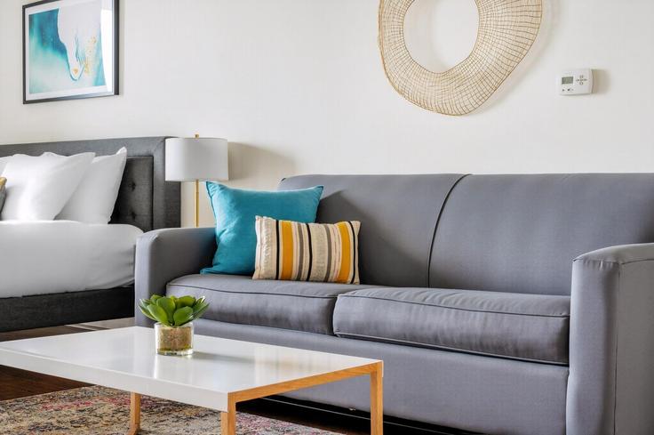 Elegant gestaltetes Wohnzimmer mit moderner Einrichtung in einer Wohnung im Building South Clark Street - kasa-nextpax - 1519983 in Chicago, Chicago Elegant gestaltetes Wohnzimmer mit moderner Einrichtung in einer Wohnung im Building South Clark Street - kasa-nextpax - 1519983 in Chicago, Chicago