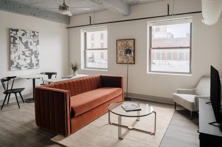 Sala de estar elegantemente projetada com móveis modernos em um apartamento no Building 7th Avenue North - kasa-nextpax - 1520017 em Nashville, Nashville Sala de estar elegantemente projetada com móveis modernos em um apartamento no Building 7th Avenue North - kasa-nextpax - 1520017 em Nashville, Nashville