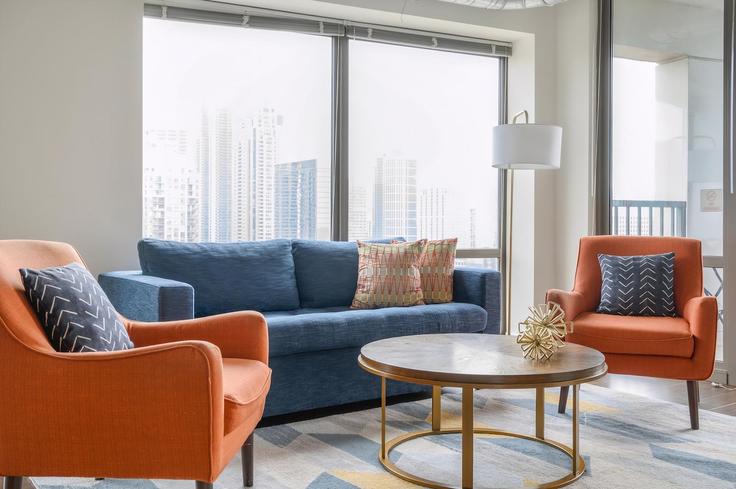Elegante sala de estar con mobiliario moderno en un apartamento en Building South Clark Street - kasa-nextpax - 1519979 en Chicago, Chicago Elegante sala de estar con mobiliario moderno en un apartamento en Building South Clark Street - kasa-nextpax - 1519979 en Chicago, Chicago
