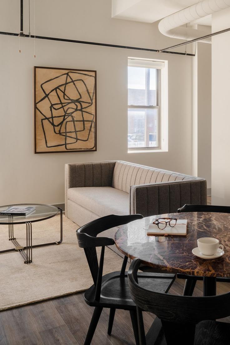 Sala de estar elegantemente projetada com móveis modernos em um apartamento no Building 7th Avenue North - kasa-nextpax - 1520040 em Nashville, Nashville Sala de estar elegantemente projetada com móveis modernos em um apartamento no Building 7th Avenue North - kasa-nextpax - 1520040 em Nashville, Nashville