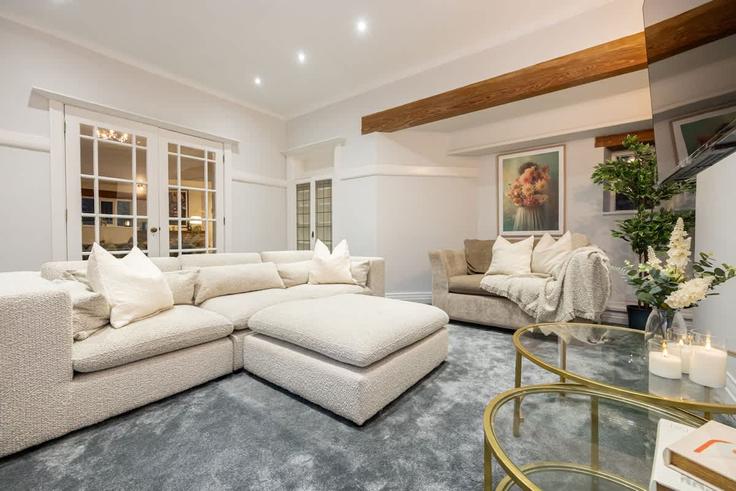 Elegant gestaltetes Wohnzimmer mit moderner Einrichtung in einer Wohnung im Building Hale Road - kaver-property-group - 1512504 in Trafford, Altrincham