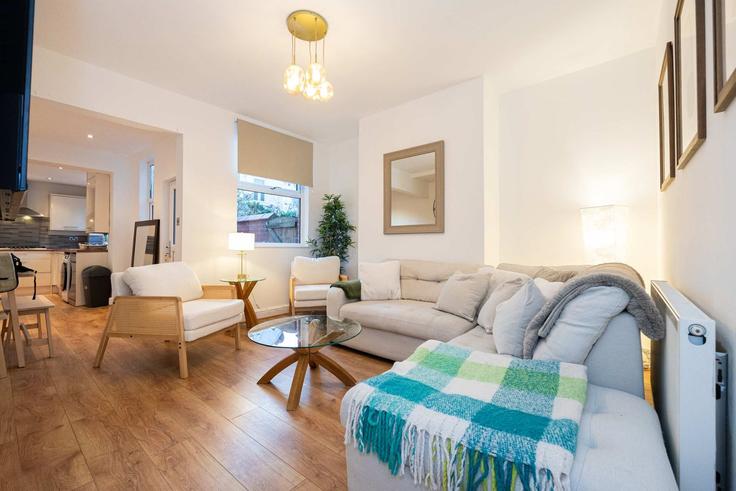 Elegante sala de estar con mobiliario moderno en un apartamento en Building Goulder Road - kaver-property-group - 1512517 en Manchester, Manchester Elegante sala de estar con mobiliario moderno en un apartamento en Building Goulder Road - kaver-property-group - 1512517 en Manchester, Manchester