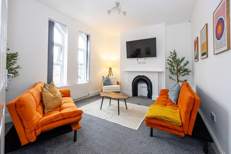 Elegant gestaltetes Wohnzimmer mit moderner Einrichtung in einer Wohnung im Building Hale Road - kaver-property-group - 1631261 in Trafford, Altrincham