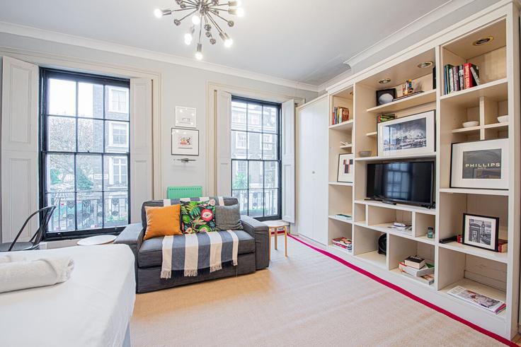 Sala de estar elegantemente projetada com móveis modernos em um apartamento no Building Albert Street - keey - 1520635 em London Borough of Camden, London Sala de estar elegantemente projetada com móveis modernos em um apartamento no Building Albert Street - keey - 1520635 em London Borough of Camden, London
