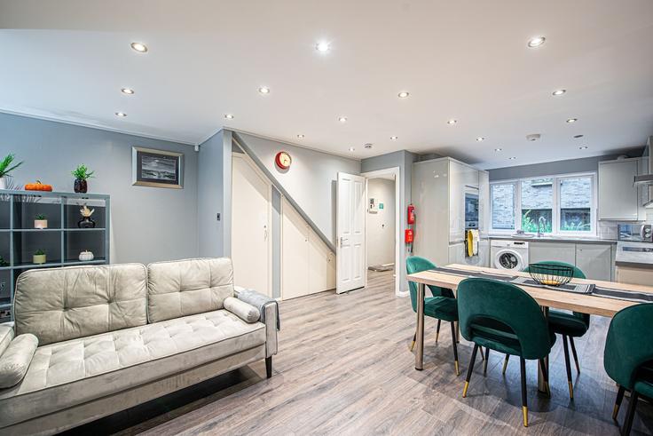 Elegant gestaltetes Wohnzimmer mit moderner Einrichtung in einer Wohnung im Building Havil Street - keey - 1520653 in London Borough of Southwark, London Elegant gestaltetes Wohnzimmer mit moderner Einrichtung in einer Wohnung im Building Havil Street - keey - 1520653 in London Borough of Southwark, London
