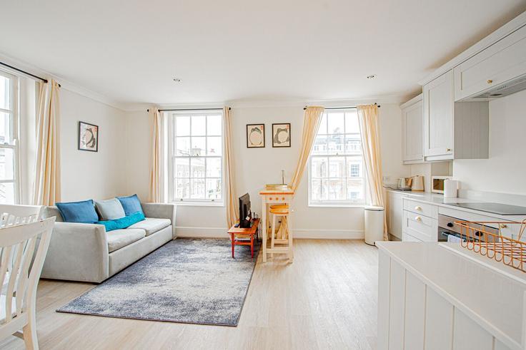 Sala de estar elegantemente projetada com móveis modernos em um apartamento no Building Sutherland Street - keey - 1520620 em City of Westminster, London