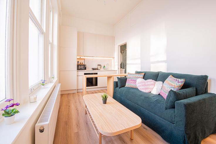 Salle de séjour élégante avec mobilier moderne dans un appartement à Building London Mews - keey - 1520626 à City of Westminster, London