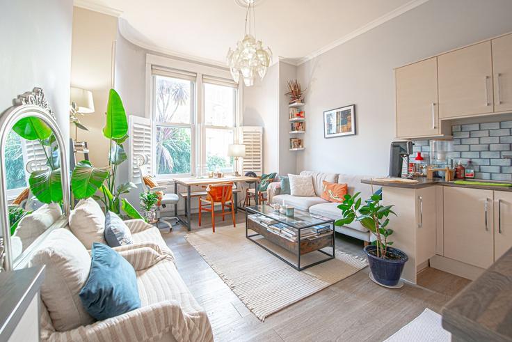 Sala de estar elegantemente projetada com móveis modernos em um apartamento no Building Grittleton Road - keey - 1520638 em City of Westminster, London