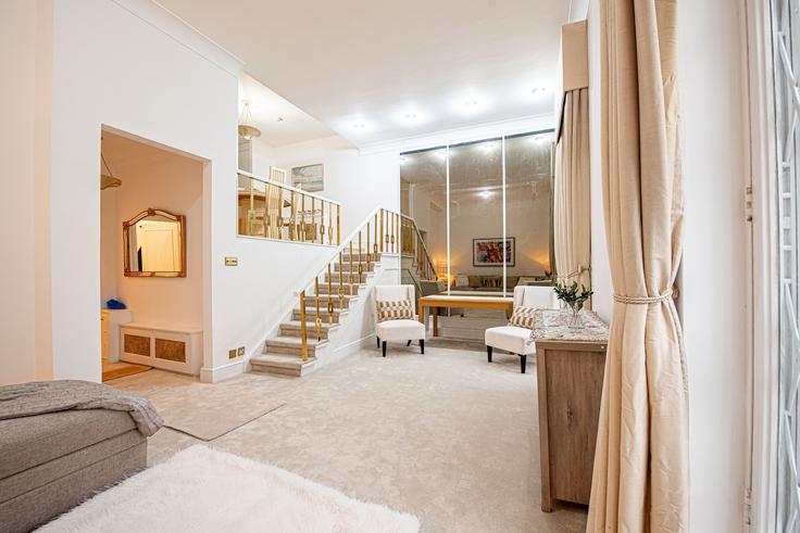 Salle de séjour élégante avec mobilier moderne dans un appartement à Building Craven Road - keey - 1520639 à City of Westminster, London Salle de séjour élégante avec mobilier moderne dans un appartement à Building Craven Road - keey - 1520639 à City of Westminster, London