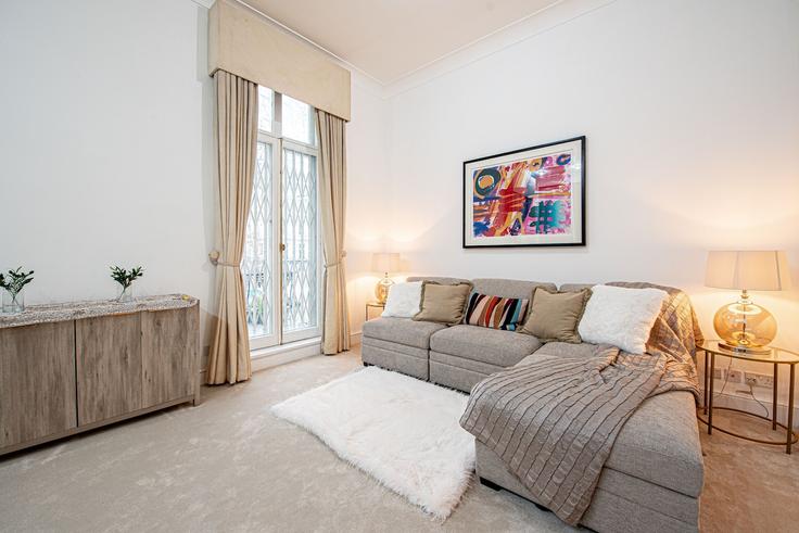 Elegante sala de estar con mobiliario moderno en un apartamento en Building Craven Road - keey - 1520639 en City of Westminster, London