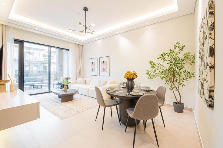 Elegante sala de estar con mobiliario moderno en un apartamento en Building Tariaq Bedon Esm - keey - 1520654 en Al Barsha South Fourth, Dubai