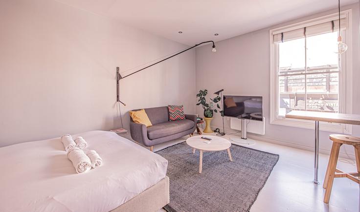 Building Westbourne Park Road - keey - 1520641 adresindeki bir dairede modern mobilyalarla zarif bir şekilde tasarlanmış oturma odası Royal Borough of Kensington and Chelsea, London