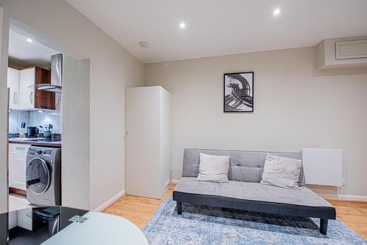Elegant gestaltetes Wohnzimmer mit moderner Einrichtung in einer Wohnung im Building Long Acre - keey - 1507147 in City of Westminster, London Elegant gestaltetes Wohnzimmer mit moderner Einrichtung in einer Wohnung im Building Long Acre - keey - 1507147 in City of Westminster, London