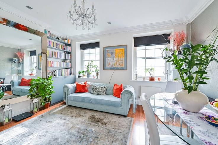 Elegant gestaltetes Wohnzimmer mit moderner Einrichtung in einer Wohnung im Building Sussex Square - keey - 1520627 in City of Westminster, London