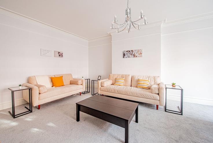 Elegant gestaltetes Wohnzimmer mit moderner Einrichtung in einer Wohnung im Building Harrow Road - keey - 1520617 in City of Westminster, London Elegant gestaltetes Wohnzimmer mit moderner Einrichtung in einer Wohnung im Building Harrow Road - keey - 1520617 in City of Westminster, London