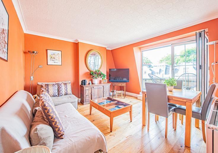 Salle de séjour élégante avec mobilier moderne dans un appartement à Building Glazbury Road - keey - 1520606 à London Borough of Hammersmith and Fulham, London
