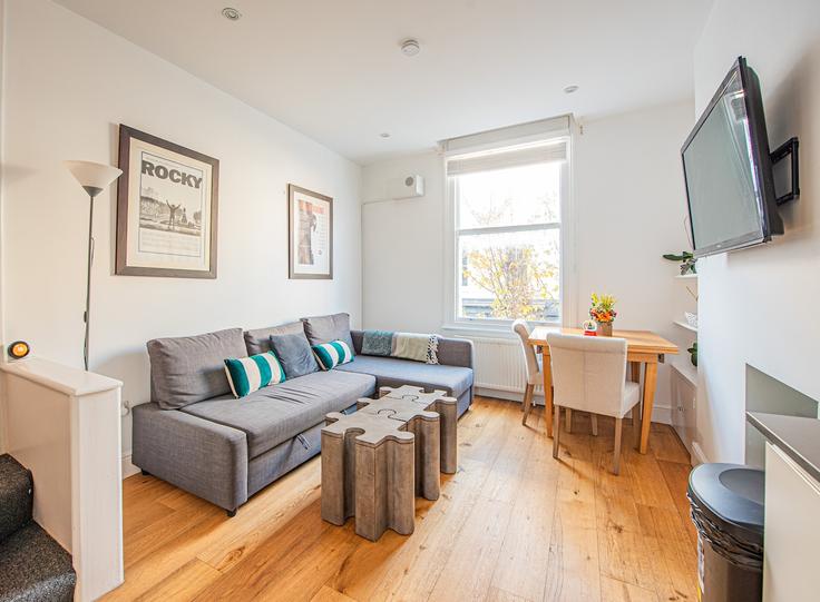 Elegante sala de estar con mobiliario moderno en un apartamento en Building Blenheim Crescent - keey - 1521928 en Royal Borough of Kensington and Chelsea, London Elegante sala de estar con mobiliario moderno en un apartamento en Building Blenheim Crescent - keey - 1521928 en Royal Borough of Kensington and Chelsea, London