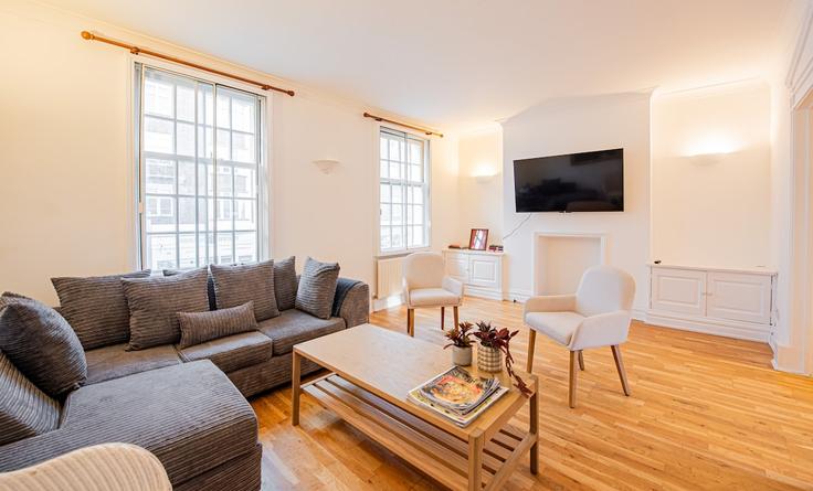Salle de séjour élégante avec mobilier moderne dans un appartement à Building Fulham Road - keey - 1520644 à London Borough of Hammersmith and Fulham, London