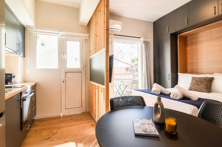 Elegant gestaltetes Wohnzimmer mit moderner Einrichtung in einer Wohnung im Building Peoniou - kefi-spirit - 1523167 in Central Athens, Athens Elegant gestaltetes Wohnzimmer mit moderner Einrichtung in einer Wohnung im Building Peoniou - kefi-spirit - 1523167 in Central Athens, Athens