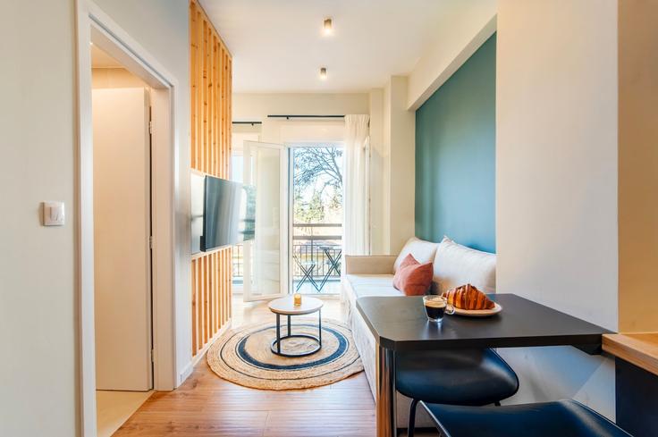 Elegant gestaltetes Wohnzimmer mit moderner Einrichtung in einer Wohnung im Building Peoniou - kefi-spirit - 1523160 in Central Athens, Athens Elegant gestaltetes Wohnzimmer mit moderner Einrichtung in einer Wohnung im Building Peoniou - kefi-spirit - 1523160 in Central Athens, Athens