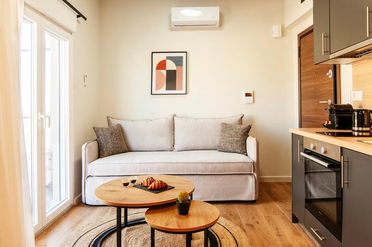Central Athens, Athens에 위치한 Building Peoniou - kefi-spirit - 1523171 유닛의 세련된 인테리어가 돋보이는 거실