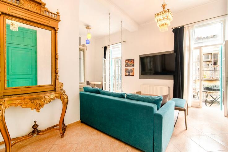 Sala de estar elegantemente projetada com móveis modernos em um apartamento no Building Agiou Dimitriou - kefi-spirit - 1523183 em Central Athens, Athens