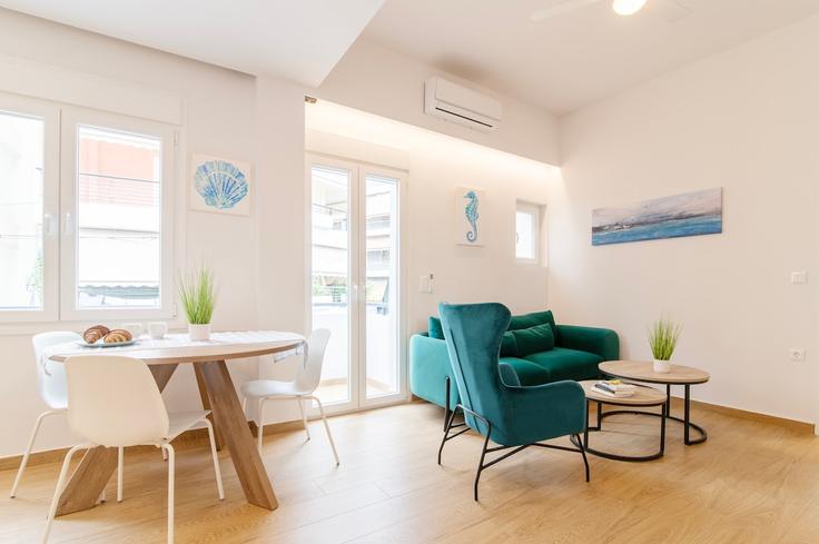 Elegant gestaltetes Wohnzimmer mit moderner Einrichtung in einer Wohnung im Building Kerkiras - kefi-spirit - 1523159 in Central Athens, Athens