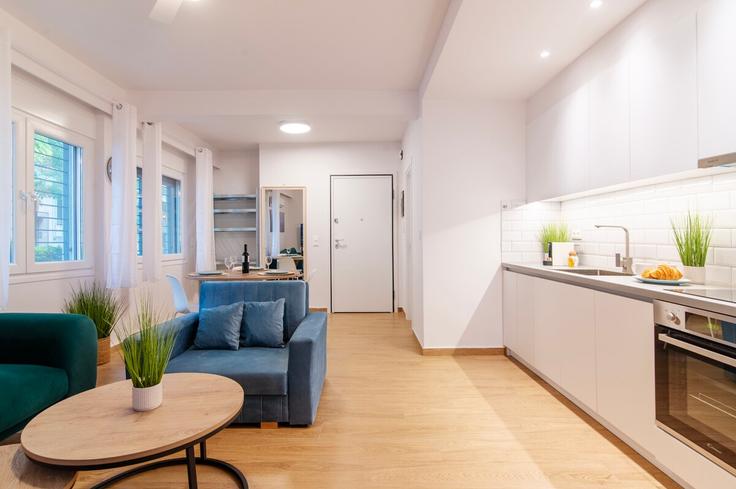 Elegant gestaltetes Wohnzimmer mit moderner Einrichtung in einer Wohnung im Building Kerkiras - kefi-spirit - 1523182 in Central Athens, Athens