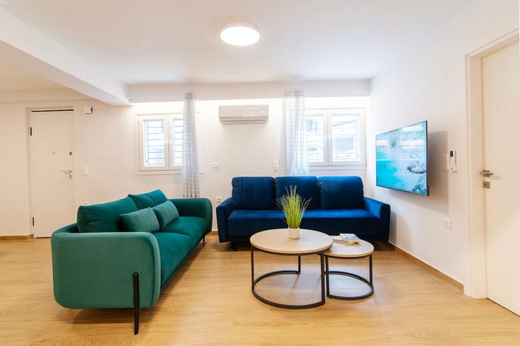 Elegant gestaltetes Wohnzimmer mit moderner Einrichtung in einer Wohnung im Building Kerkiras - kefi-spirit - 1523161 in Central Athens, Athens Elegant gestaltetes Wohnzimmer mit moderner Einrichtung in einer Wohnung im Building Kerkiras - kefi-spirit - 1523161 in Central Athens, Athens