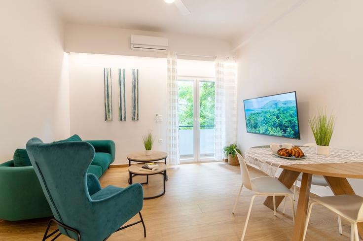 Salle de séjour élégante avec mobilier moderne dans un appartement à Building Kerkiras - kefi-spirit - 1523172 à Central Athens, Athens Salle de séjour élégante avec mobilier moderne dans un appartement à Building Kerkiras - kefi-spirit - 1523172 à Central Athens, Athens