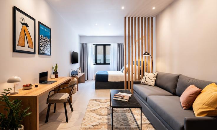 Elegante sala de estar con mobiliario moderno en un apartamento en Building Sokratous - kefi-spirit - 1523185 en Central Athens, Athens Elegante sala de estar con mobiliario moderno en un apartamento en Building Sokratous - kefi-spirit - 1523185 en Central Athens, Athens