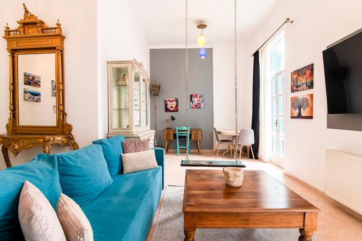 Sala de estar elegantemente projetada com móveis modernos em um apartamento no Building Agiou Dimitriou - kefi-spirit - 1523183 em Central Athens, Athens
