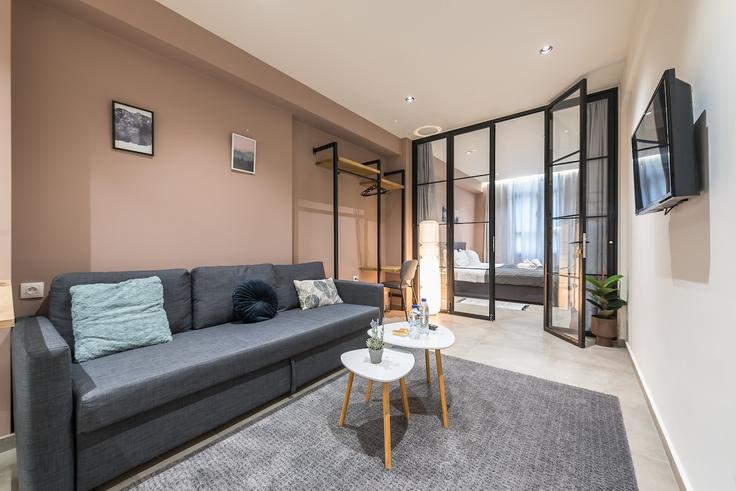 Sala de estar elegantemente projetada com móveis modernos em um apartamento no Building Eschilou - kefi-spirit - 1523150 em Central Athens, Athens Sala de estar elegantemente projetada com móveis modernos em um apartamento no Building Eschilou - kefi-spirit - 1523150 em Central Athens, Athens