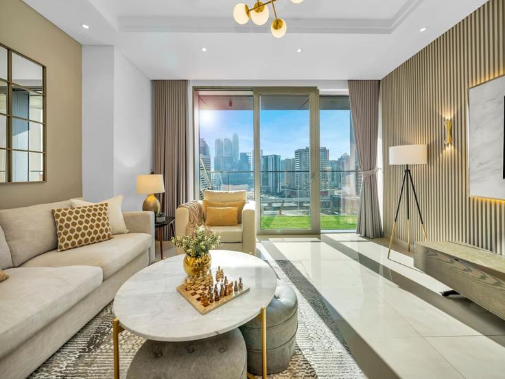 Dubai Downtown DubaiのBuilding Dubai Fountain Street - kensington-holiday-homes-rental-llc - 1232667 - DXBのアパートメントにある、モダンな家具を備えたエレガントなデザインのリビングルーム Dubai Downtown DubaiのBuilding Dubai Fountain Street - kensington-holiday-homes-rental-llc - 1232667 - DXBのアパートメントにある、モダンな家具を備えたエレガントなデザインのリビングルーム