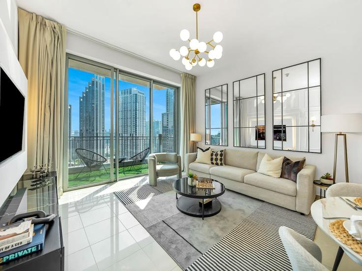 Dubai Downtown DubaiのBuilding Sheikh Mohammed bin Rashid Boulevard - kensington-holiday-homes-rental-llc - 1232675 - DXBのアパートメントにある、モダンな家具を備えたエレガントなデザインのリビングルーム Dubai Downtown DubaiのBuilding Sheikh Mohammed bin Rashid Boulevard - kensington-holiday-homes-rental-llc - 1232675 - DXBのアパートメントにある、モダンな家具を備えたエレガントなデザインのリビングルーム