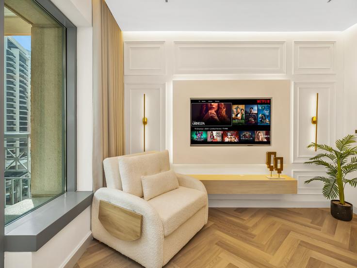Salle de séjour élégante avec mobilier moderne dans un appartement à Building Sheikh Mohammed bin Rashid Boulevard - kensington-holiday-homes-rental-llc - 1232680 - DXB à Downtown Dubai, Dubai