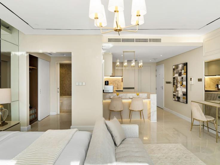 Salle de séjour élégante avec mobilier moderne dans un appartement à Building Acces to Dubai Mall Main Entrance - kensington-holiday-homes-rental-llc - 1232682 - DXB à Downtown Dubai, Dubai