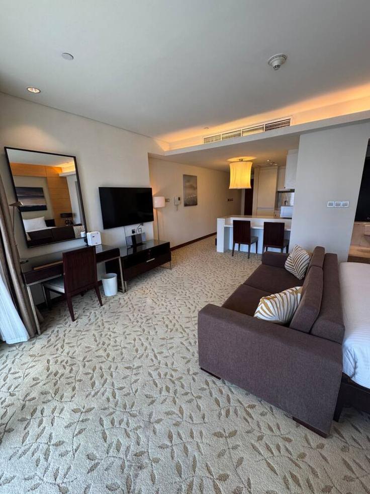 Elegant gestaltetes Wohnzimmer mit moderner Einrichtung in einer Wohnung im Building Tariaq Bedon Esm - kensington-holiday-homes-rental-llc - 1233214 - DXB in Downtown Dubai, Dubai