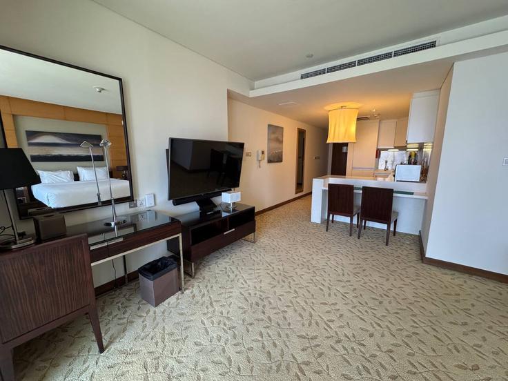 Salle de séjour élégante avec mobilier moderne dans un appartement à Building Tariaq Bedon Esm - kensington-holiday-homes-rental-llc - 1233215 à Burj Khalifa, Dubai