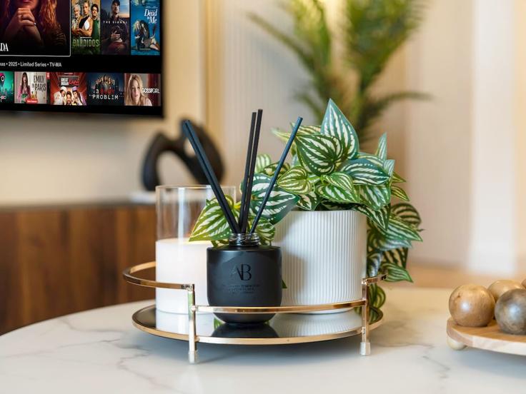 Elegant gestaltetes Wohnzimmer mit moderner Einrichtung in einer Wohnung im Building Dubai Fountain Street - kensington-holiday-homes-rental-llc - 1287688 - DXB in Downtown Dubai, Dubai Elegant gestaltetes Wohnzimmer mit moderner Einrichtung in einer Wohnung im Building Dubai Fountain Street - kensington-holiday-homes-rental-llc - 1287688 - DXB in Downtown Dubai, Dubai