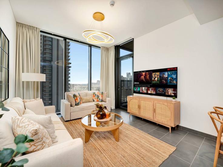 Nad Al Sheba, Dubai에 위치한 Building Tariaq Bedon Esm - kensington-holiday-homes-rental-llc - 1318716 유닛의 세련된 인테리어가 돋보이는 거실 Nad Al Sheba, Dubai에 위치한 Building Tariaq Bedon Esm - kensington-holiday-homes-rental-llc - 1318716 유닛의 세련된 인테리어가 돋보이는 거실