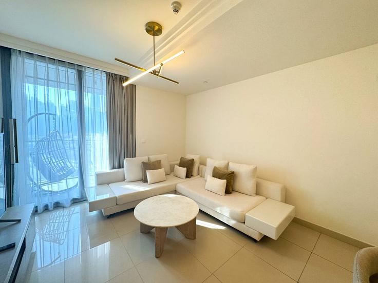 Downtown Dubai, Dubai 소재 Building Dubai Fountain Street - kensington-holiday-homes-rental-llc - 1341847 유닛에 마련된, 현대적인 가구로 꾸며진 우아한 디자인의 거실 Downtown Dubai, Dubai 소재 Building Dubai Fountain Street - kensington-holiday-homes-rental-llc - 1341847 유닛에 마련된, 현대적인 가구로 꾸며진 우아한 디자인의 거실