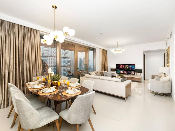 Burj Khalifa, Dubai 소재 Building Al Asayel St - kensington-holiday-homes-rental-llc - 1358039 유닛에 마련된, 현대적인 가구로 꾸며진 우아한 디자인의 거실