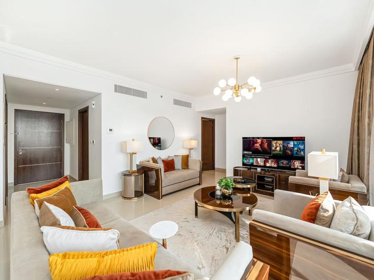 Downtown Dubai, Dubai 소재 Building Sheikh Mohammed bin Rashid Boulevard - kensington-holiday-homes-rental-llc - 1358040 유닛에 마련된, 현대적인 가구로 꾸며진 우아한 디자인의 거실