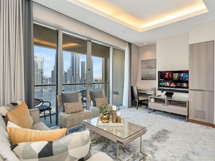 Elegant gestaltetes Wohnzimmer mit moderner Einrichtung in einer Wohnung im Building Financial Center street - kensington-holiday-homes-rental-llc - 1377013 in Zaa'beel Second, Dubai